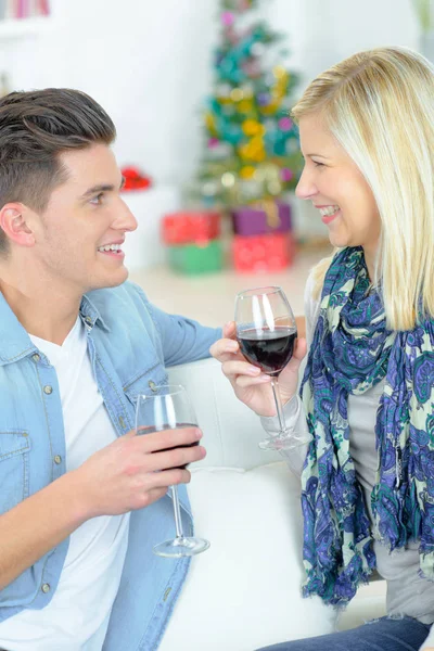 Pareja Disfrutando Una Copa Vino Navidad — Foto de Stock