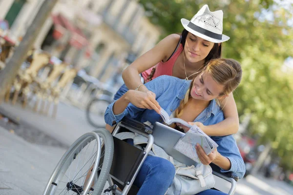 Zwei Freunde Besuchen Fremde Stadt Einer Sitzt Rollstuhl — Stockfoto