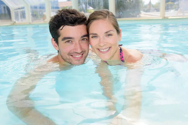 Portrait Couple Pool — Stock Photo, Image