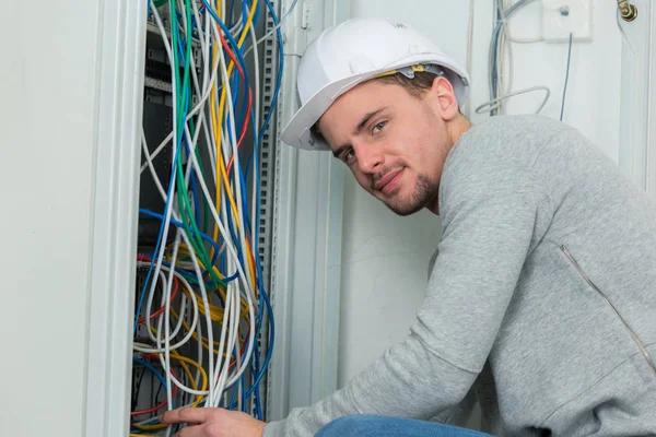 Porträt Eines Jungen Elektrikers Der Ein Elektrisches Panel Verkabelt — Stockfoto