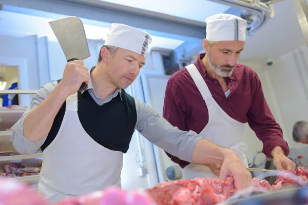 Slager Met Verhoogde Machete Hakken Van Vlees — Stockfoto