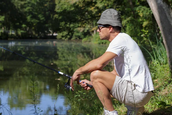 湖で釣り竿を持つ男 — ストック写真