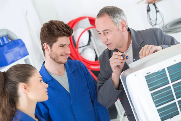 Teacher Helping Students Training Electricians — Stock Photo, Image