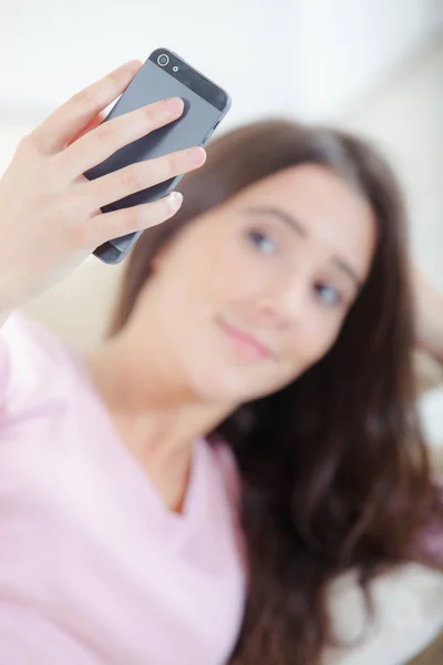 Lady Figyelembe Selfie Mobiltelefon — Stock Fotó