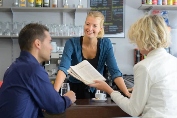 Glimlachend Paar Zitten Bar Met Vrouwelijke Bartender — Stockfoto