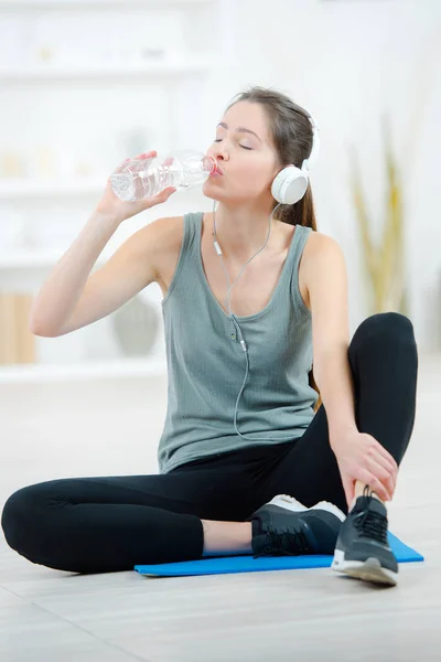 運動中に十分な水を飲む — ストック写真