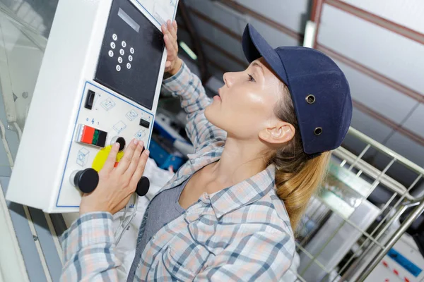 Mujer Usando Panel Interruptores Fábrica —  Fotos de Stock