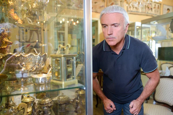 Hombre Mirando Gabinete Cristal Antigüedades —  Fotos de Stock