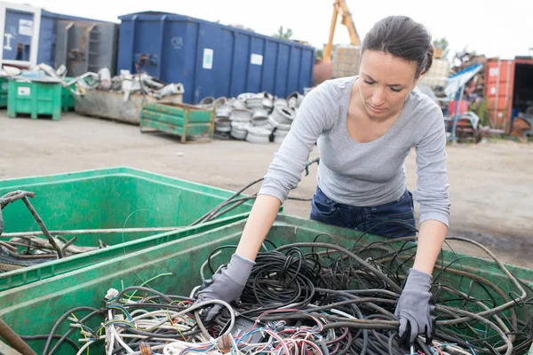 Kvinna Behållare Kablar Bärgning Gård — Stockfoto