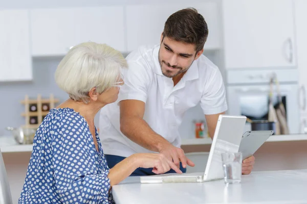 Nieto Adulto Enseñando Abuela Usando Una Computadora —  Fotos de Stock