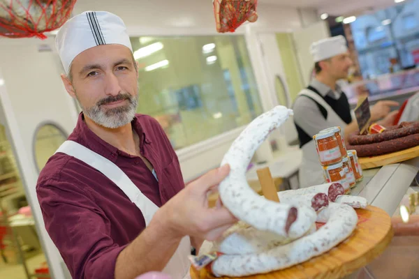 Verkoper Aan Balie Vlees Ham Een Supermarkt — Stockfoto