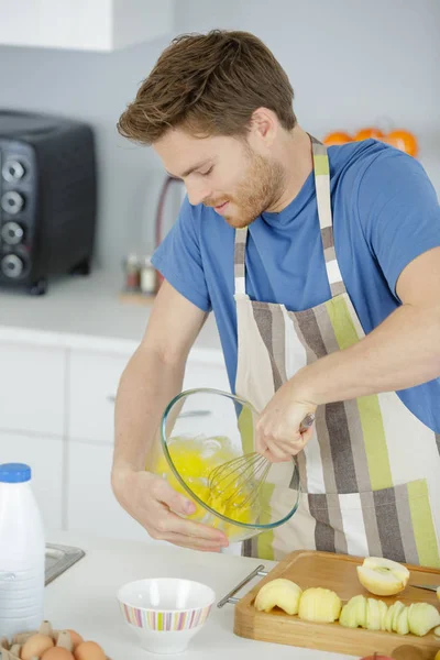 Mann Schlägt Seiner Küche — Stockfoto