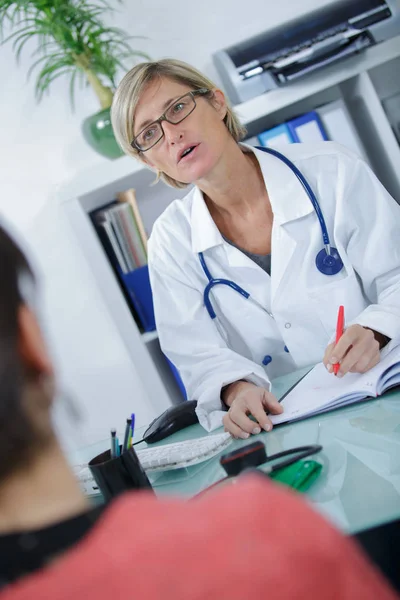 Médico Femenino Que Presenta Los Resultados Del Examen Médico Paciente —  Fotos de Stock