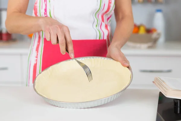 Reife Frau Kocht Torte Für Ihre Familie — Stockfoto