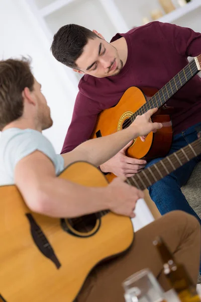 Knappe Jonge Mannen Gitaarspelen — Stockfoto