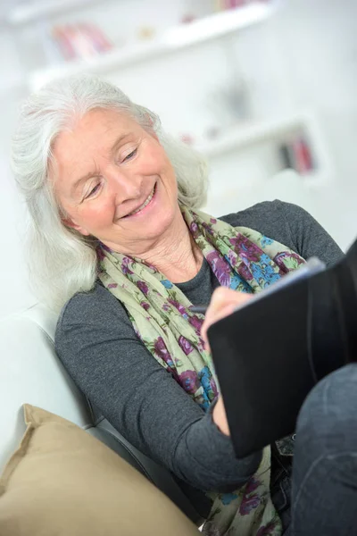 Ανώτερος Γυναίκα Χρησιμοποιώντας Ένα Tablet Ένα Γηροκομείο — Φωτογραφία Αρχείου
