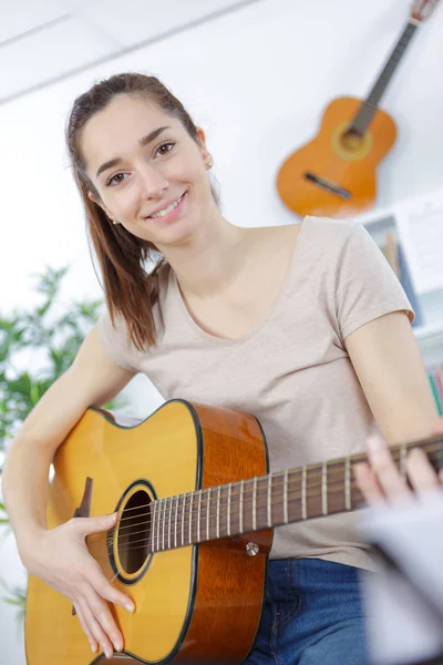 Menina Bonita Adolescente Camisa Jeans Rasgado Tocando Guitarra — Fotografia de Stock