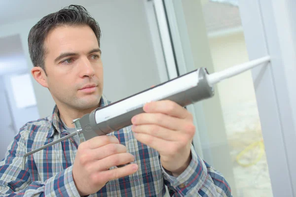 Visão Alto Ângulo Homem Aplicando Selante Silicone — Fotografia de Stock