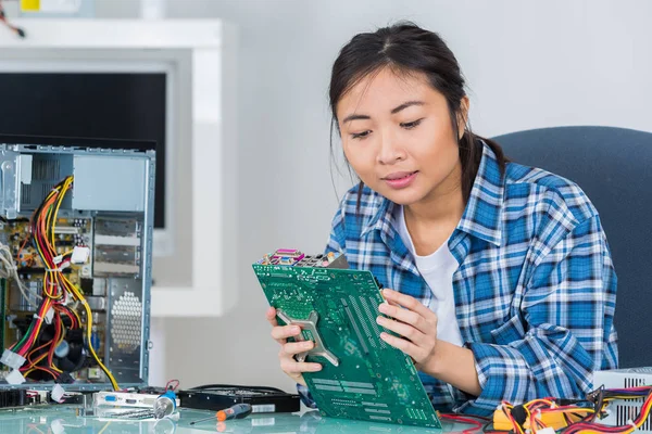 Vrouwelijke Technicus Die Werkt Met Transistor — Stockfoto