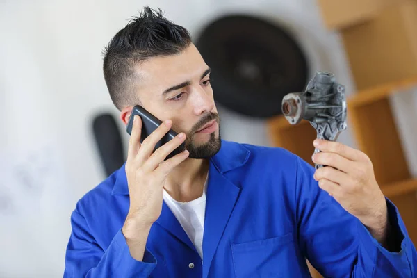 Młody Mechanik Telefonie Garażu Napraw — Zdjęcie stockowe