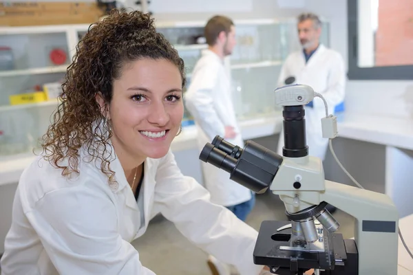 Joven Investigador Que Trabaja Con Microscopio Laboratorio —  Fotos de Stock