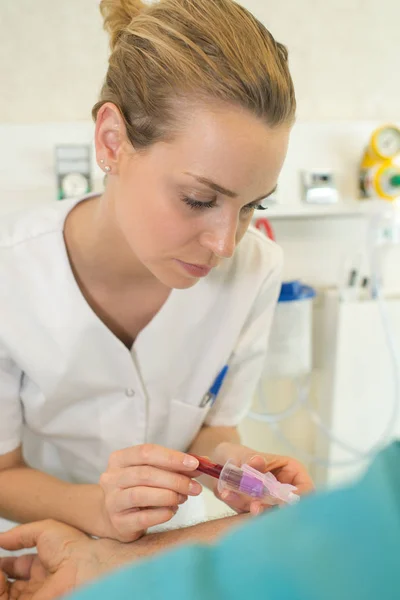 Médecin Collant Aiguille Dans Bras Masculin Pour Échantillonnage Sang — Photo