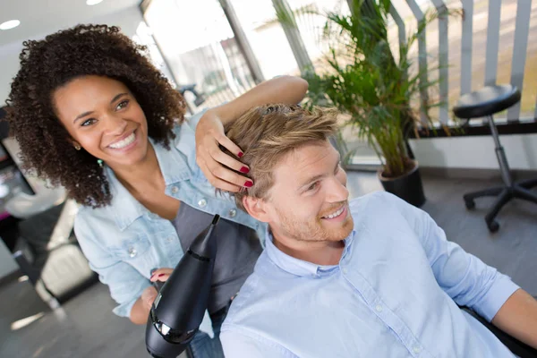 美容師が男性客の髪を乾燥 — ストック写真