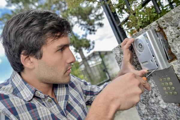 Handyman Reparera Ett Intercom System — Stockfoto