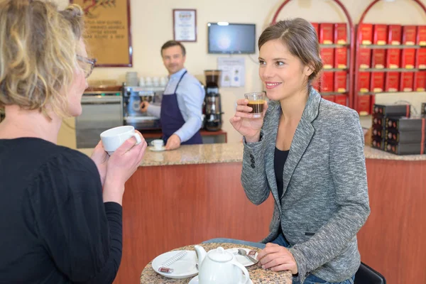 Güzel Istemci Barda Arkadaşıyla Kahve Içiyor — Stok fotoğraf