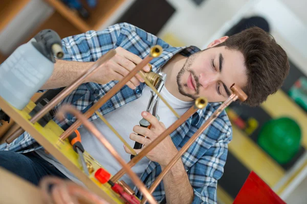 Jeune Homme Travaillant Sur Des Tuyaux Cuivre — Photo