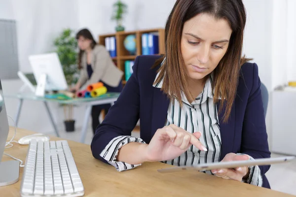 Desainer Grafis Perempuan Menggunakan Tablet Digital Kantor — Stok Foto