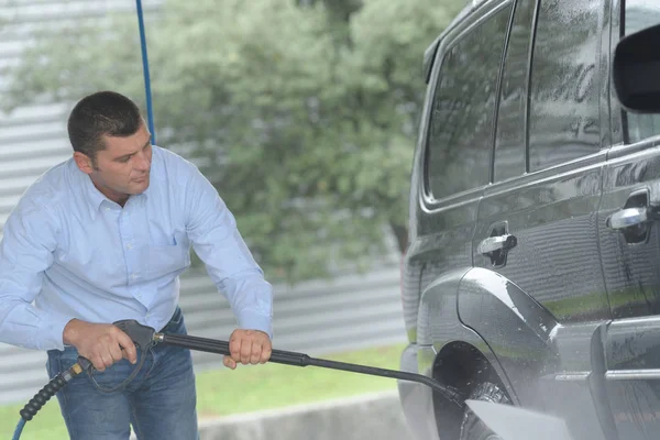 Homem Lavagem Carro Limpeza Com Espuma Água Pressionada — Fotografia de Stock