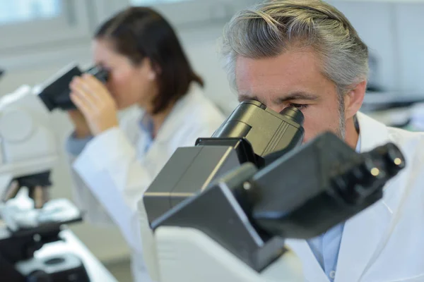 Lab Tekniker Som Använder Mikroskop — Stockfoto