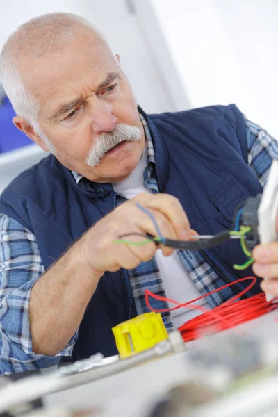 Casual Senior Elektricien Het Werk — Stockfoto