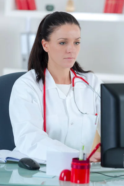 Hastanede Masasında Oturan Genç Bir Kadın Doktorun Portresi — Stok fotoğraf