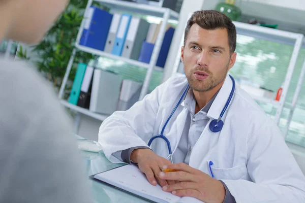 Médico Conversando Com Seu Paciente Durante Uma Visita — Fotografia de Stock