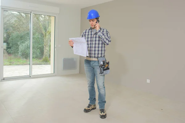 Lavoratore Piedi Una Costruzione — Foto Stock