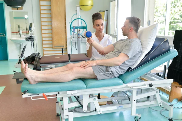 Physiotherapeut Mit Männlichem Patienten — Stockfoto