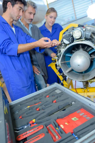 Aprendizes Engenheiros Aeronáuticos Aprendendo Com Seu Professor — Fotografia de Stock