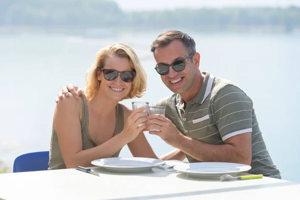 Lyckligt Par Äter Frukost Framför Sjön — Stockfoto