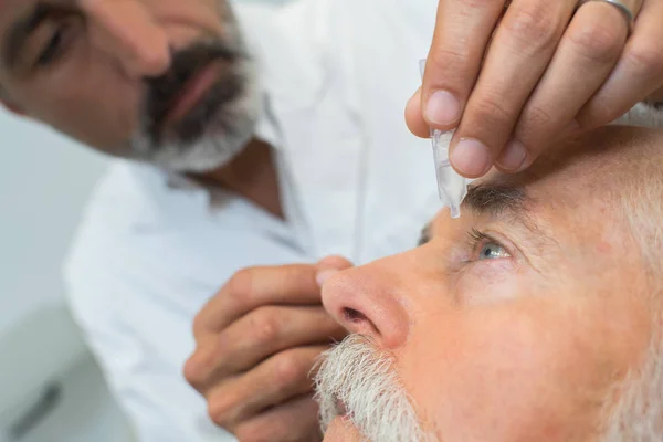 Auge Während Arzt Augentropfen Anwendet — Stockfoto