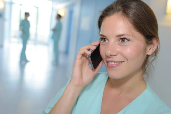 Zdravotní Sestra Konverzaci Mobilní Telefon — Stock fotografie