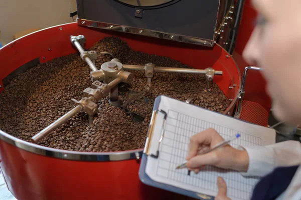 Category Manager Inspecting Coffee — Stock Photo, Image