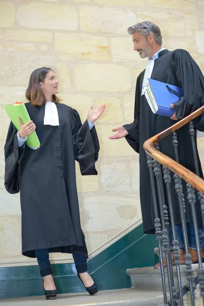 Advogados Masculinos Femininos Falando Escadas — Fotografia de Stock