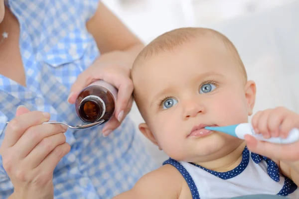 Madre Termometrizando Bebé — Foto de Stock