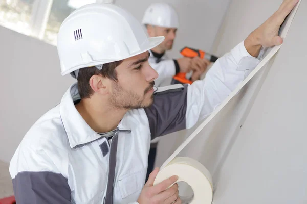 Lavoratore Protezione Parete Con Nastro Adesivo Prima Della Pittura — Foto Stock