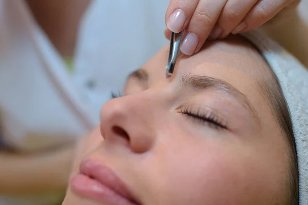 Cepillarse Las Cejas Salón Belleza —  Fotos de Stock