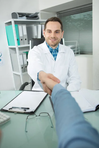 医生咨询时与病人握手 — 图库照片