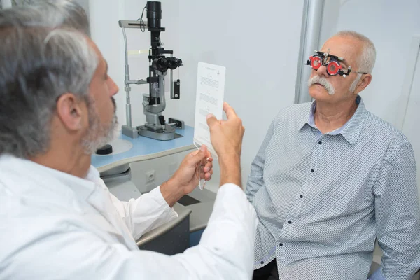 Starszy Człowiek Konieczności Zbadania Jego Oczu Przez Okulistę — Zdjęcie stockowe