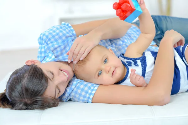 幸せな母と居間の赤ちゃん — ストック写真